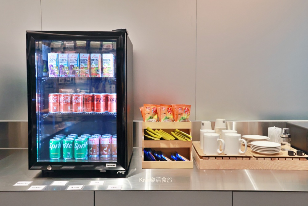 台中蔦屋書店台中老佛爺店|SHARE LOUNGE共享空間最低180元起~結合閱讀x藝術x社交 kiwi樂活食旅部落客推薦台中北區最美的書店景點推薦蔦屋書店TSUTAYA BOOKSTORE台中老佛爺店.獨家SHARE LOUNGE共享空間.日本精品咖啡品牌ONIBUS COFFEE.草悟道周邊美食景點.台中科博館美食景點.台中景點.台中市內景點