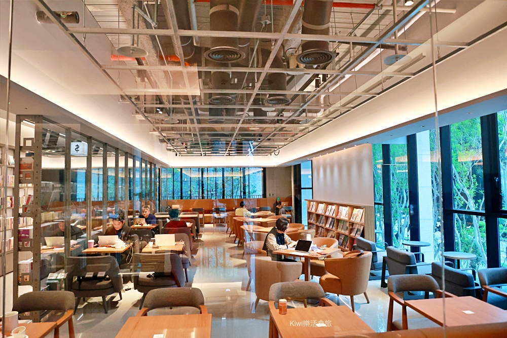台中蔦屋書店台中老佛爺店|SHARE LOUNGE共享空間最低180元起~結合閱讀x藝術x社交 kiwi樂活食旅部落客推薦台中北區最美的書店景點推薦蔦屋書店TSUTAYA BOOKSTORE台中老佛爺店.獨家SHARE LOUNGE共享空間.日本精品咖啡品牌ONIBUS COFFEE.草悟道周邊美食景點.台中科博館美食景點.台中景點.台中市內景點