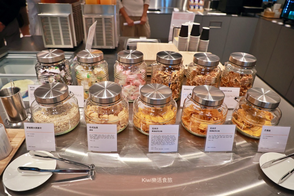 台中蔦屋書店台中老佛爺店|SHARE LOUNGE共享空間最低180元起~結合閱讀x藝術x社交 kiwi樂活食旅部落客推薦台中北區最美的書店景點推薦蔦屋書店TSUTAYA BOOKSTORE台中老佛爺店.獨家SHARE LOUNGE共享空間.日本精品咖啡品牌ONIBUS COFFEE.草悟道周邊美食景點.台中科博館美食景點.台中景點.台中市內景點