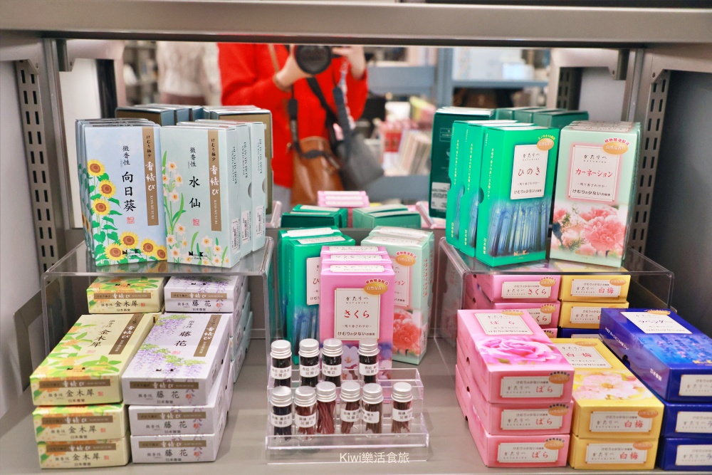 台中蔦屋書店台中老佛爺店|SHARE LOUNGE共享空間最低180元起~結合閱讀x藝術x社交 kiwi樂活食旅部落客推薦台中北區最美的書店景點推薦蔦屋書店TSUTAYA BOOKSTORE台中老佛爺店.獨家SHARE LOUNGE共享空間.日本精品咖啡品牌ONIBUS COFFEE.草悟道周邊美食景點.台中科博館美食景點.台中景點.台中市內景點