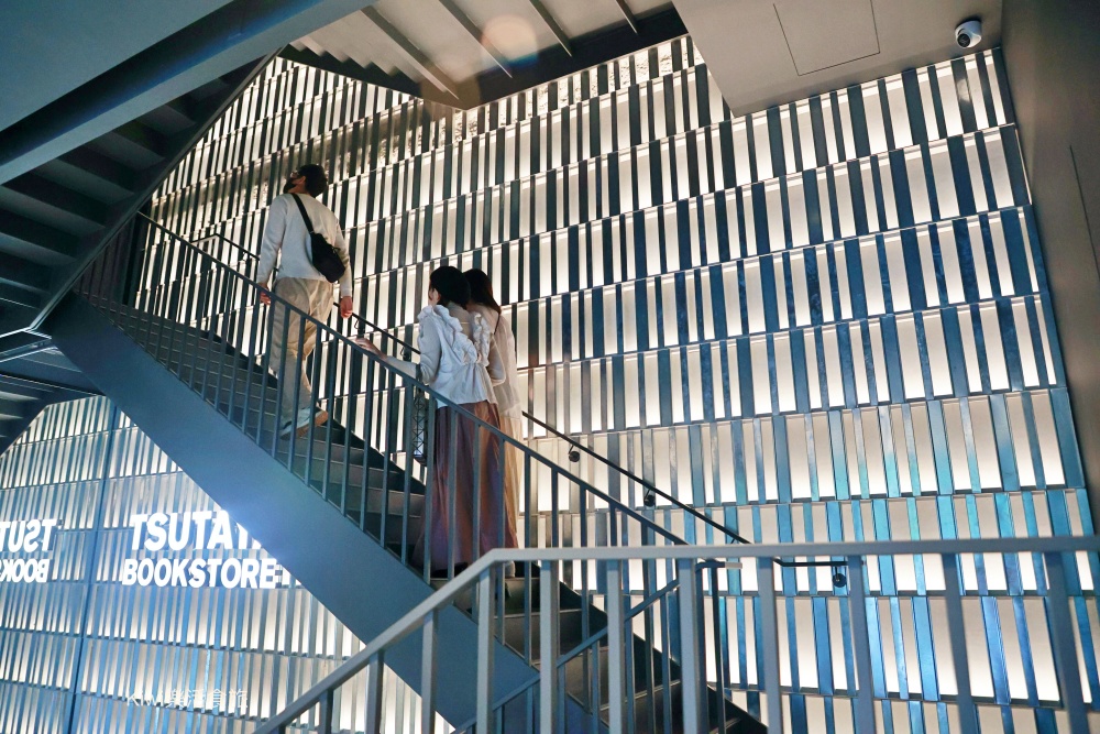 台中蔦屋書店台中老佛爺店|SHARE LOUNGE共享空間最低180元起~結合閱讀x藝術x社交 kiwi樂活食旅部落客推薦台中北區最美的書店景點推薦蔦屋書店TSUTAYA BOOKSTORE台中老佛爺店.獨家SHARE LOUNGE共享空間.日本精品咖啡品牌ONIBUS COFFEE.草悟道周邊美食景點.台中科博館美食景點.台中景點.台中市內景點