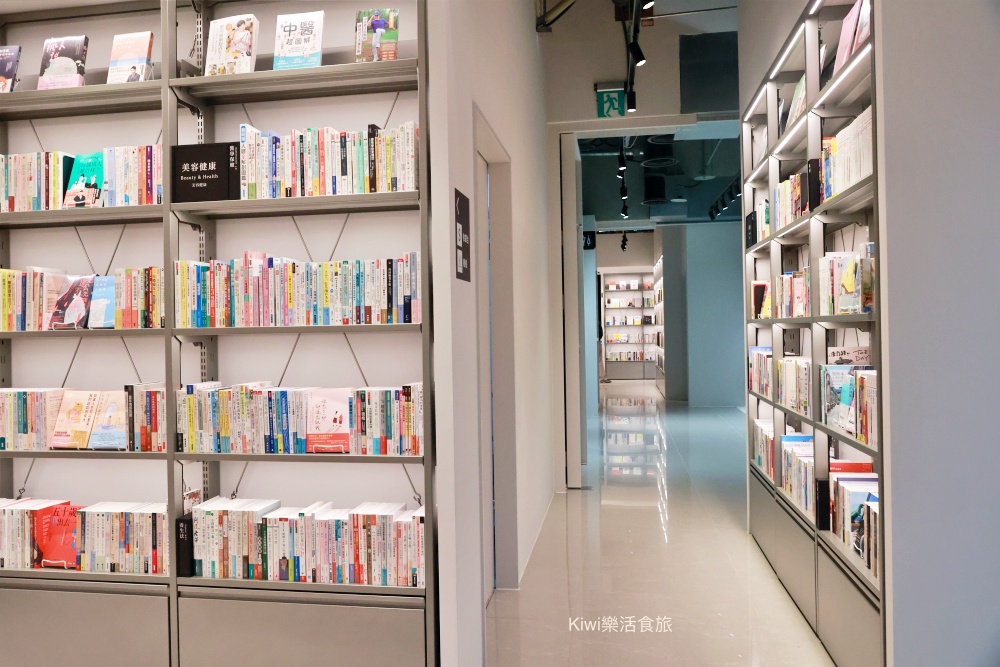 台中蔦屋書店台中老佛爺店|SHARE LOUNGE共享空間最低180元起~結合閱讀x藝術x社交 kiwi樂活食旅部落客推薦台中北區最美的書店景點推薦蔦屋書店TSUTAYA BOOKSTORE台中老佛爺店.獨家SHARE LOUNGE共享空間.日本精品咖啡品牌ONIBUS COFFEE.草悟道周邊美食景點.台中科博館美食景點.台中景點.台中市內景點