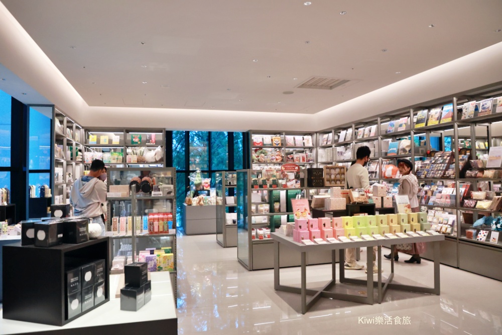 台中蔦屋書店台中老佛爺店|SHARE LOUNGE共享空間最低180元起~結合閱讀x藝術x社交 kiwi樂活食旅部落客推薦台中北區最美的書店景點推薦蔦屋書店TSUTAYA BOOKSTORE台中老佛爺店.獨家SHARE LOUNGE共享空間.日本精品咖啡品牌ONIBUS COFFEE.草悟道周邊美食景點.台中科博館美食景點.台中景點.台中市內景點