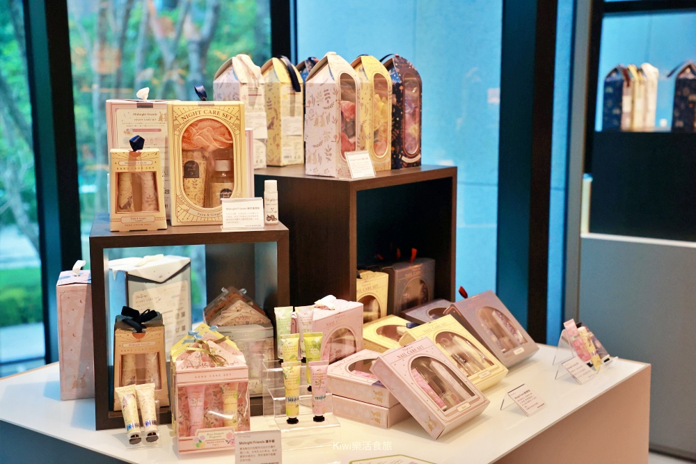 台中蔦屋書店台中老佛爺店|SHARE LOUNGE共享空間最低180元起~結合閱讀x藝術x社交 kiwi樂活食旅部落客推薦台中北區最美的書店景點推薦蔦屋書店TSUTAYA BOOKSTORE台中老佛爺店.獨家SHARE LOUNGE共享空間.日本精品咖啡品牌ONIBUS COFFEE.草悟道周邊美食景點.台中科博館美食景點.台中景點.台中市內景點