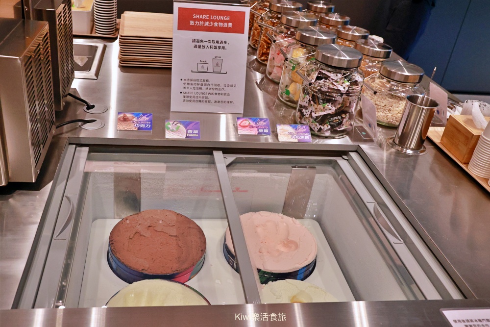 台中蔦屋書店台中老佛爺店|SHARE LOUNGE共享空間最低180元起~結合閱讀x藝術x社交 kiwi樂活食旅部落客推薦台中北區最美的書店景點推薦蔦屋書店TSUTAYA BOOKSTORE台中老佛爺店.獨家SHARE LOUNGE共享空間.日本精品咖啡品牌ONIBUS COFFEE.草悟道周邊美食景點.台中科博館美食景點.台中景點.台中市內景點