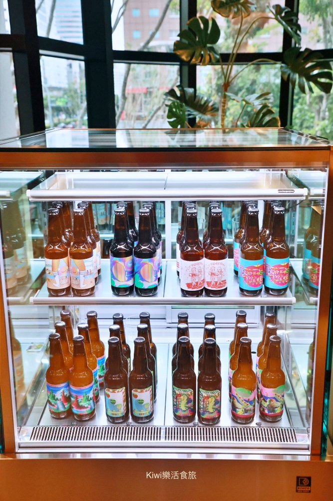 台中蔦屋書店台中老佛爺店|SHARE LOUNGE共享空間最低180元起~結合閱讀x藝術x社交 kiwi樂活食旅部落客推薦台中北區最美的書店景點推薦蔦屋書店TSUTAYA BOOKSTORE台中老佛爺店.獨家SHARE LOUNGE共享空間.日本精品咖啡品牌ONIBUS COFFEE.草悟道周邊美食景點.台中科博館美食景點.台中景點.台中市內景點