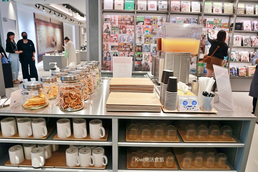 台中蔦屋書店台中老佛爺店|SHARE LOUNGE共享空間最低180元起~結合閱讀x藝術x社交 kiwi樂活食旅部落客推薦台中北區最美的書店景點推薦蔦屋書店TSUTAYA BOOKSTORE台中老佛爺店.獨家SHARE LOUNGE共享空間.日本精品咖啡品牌ONIBUS COFFEE.草悟道周邊美食景點.台中科博館美食景點.台中景點.台中市內景點