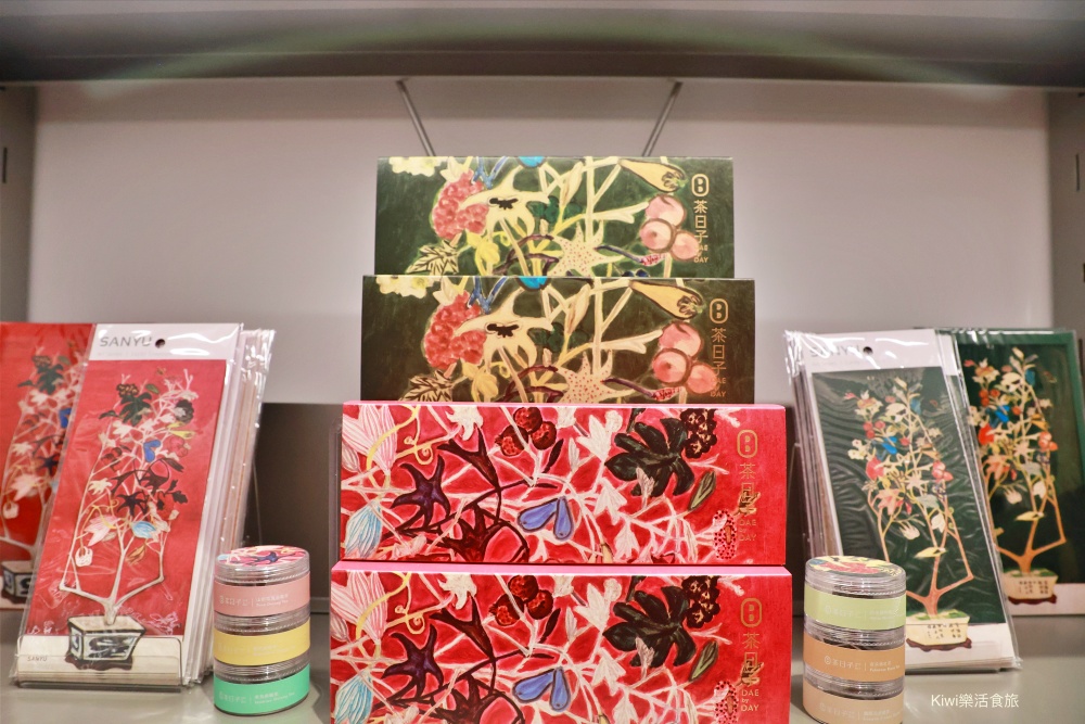 台中蔦屋書店台中老佛爺店|SHARE LOUNGE共享空間最低180元起~結合閱讀x藝術x社交 kiwi樂活食旅部落客推薦台中北區最美的書店景點推薦蔦屋書店TSUTAYA BOOKSTORE台中老佛爺店.獨家SHARE LOUNGE共享空間.日本精品咖啡品牌ONIBUS COFFEE.草悟道周邊美食景點.台中科博館美食景點.台中景點.台中市內景點