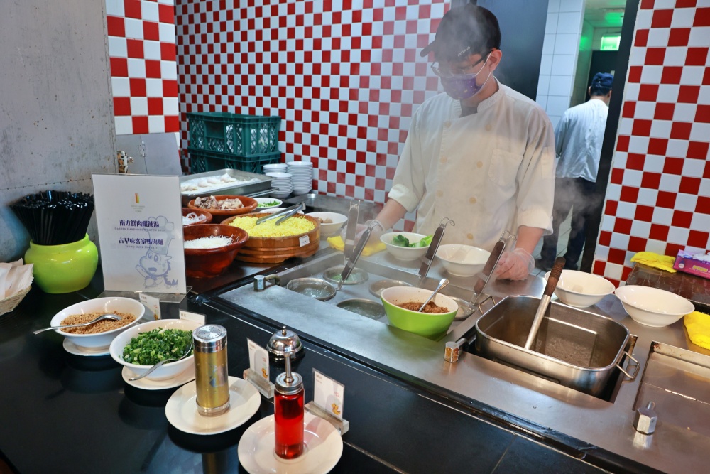 桃園中壢南方莊園渡假飯店.桃園親子溫泉飯店推薦一泊二食.中壢住宿推薦.Dino親子館兒童遊戲室.溫泉水療中心.桃園親子飯店推薦.親子遊戲室.電動超跑.戲水池.水上溜滑梯.水療.溫水溫泉.kiwi樂活食旅部落客推薦桃園住宿美食旅遊推薦南方餐廳浙江料理家庭朋友聚會.尾牙.婚宴會館