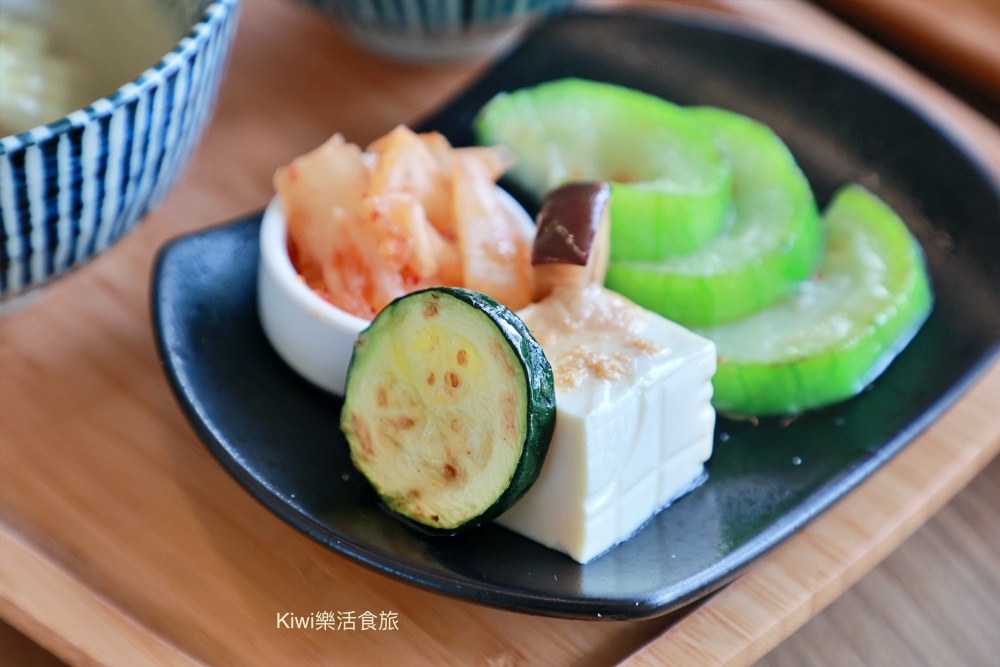 台中美食阿飛早午餐Brunch.台中手作料理推薦節瓜嫩煎雞腿輕沙拉.香料熟成咖哩.近台中火車站周邊美食.新時代廣場.台中東區美食.台中早午餐.台中美食.kiwi樂活食旅部落客推薦台中美食阿飛早午餐Brunch