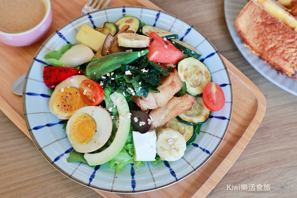 台中美食阿飛早午餐Brunch.台中手作料理推薦節瓜嫩煎雞腿輕沙拉.香料熟成咖哩.近台中火車站周邊美食.新時代廣場.台中東區美食.台中早午餐.台中美食.kiwi樂活食旅部落客推薦台中美食阿飛早午餐Brunch