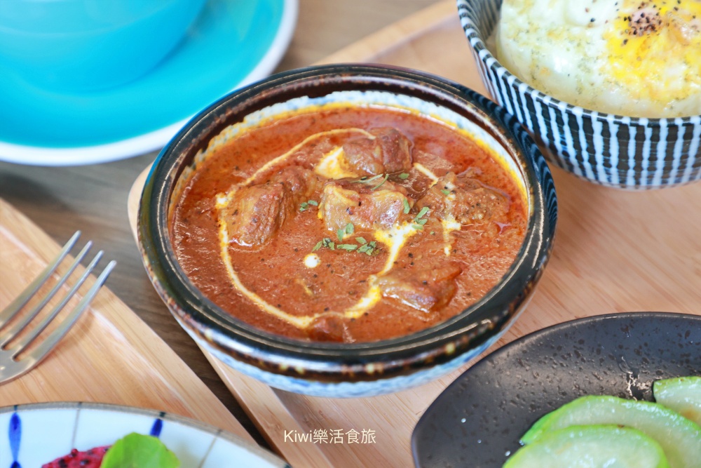 台中美食阿飛早午餐Brunch.台中手作料理推薦節瓜嫩煎雞腿輕沙拉.香料熟成咖哩.近台中火車站周邊美食.新時代廣場.台中東區美食.台中早午餐.台中美食.kiwi樂活食旅部落客推薦台中美食阿飛早午餐Brunch