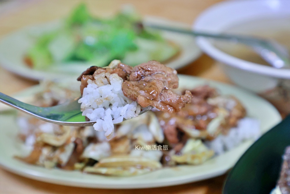 台南尚興無骨生炒鴨肉羹.安南美食推薦大火快炒生炒鴨肉蓋飯很好吃.kiwi樂活食旅部落客推薦台南在地小吃