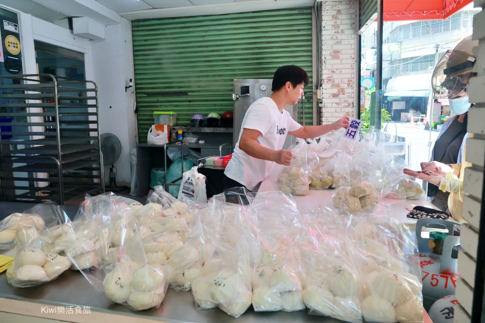 彰化長興包子饅頭屋.彰化小吃.彰化美食.彰化市小吃.銅板美食.推薦肉包.饅頭.芝麻包.抹茶紅豆.近三民市場十八王公周邊美食.kiwi樂活食旅部落客推薦彰化在地美食