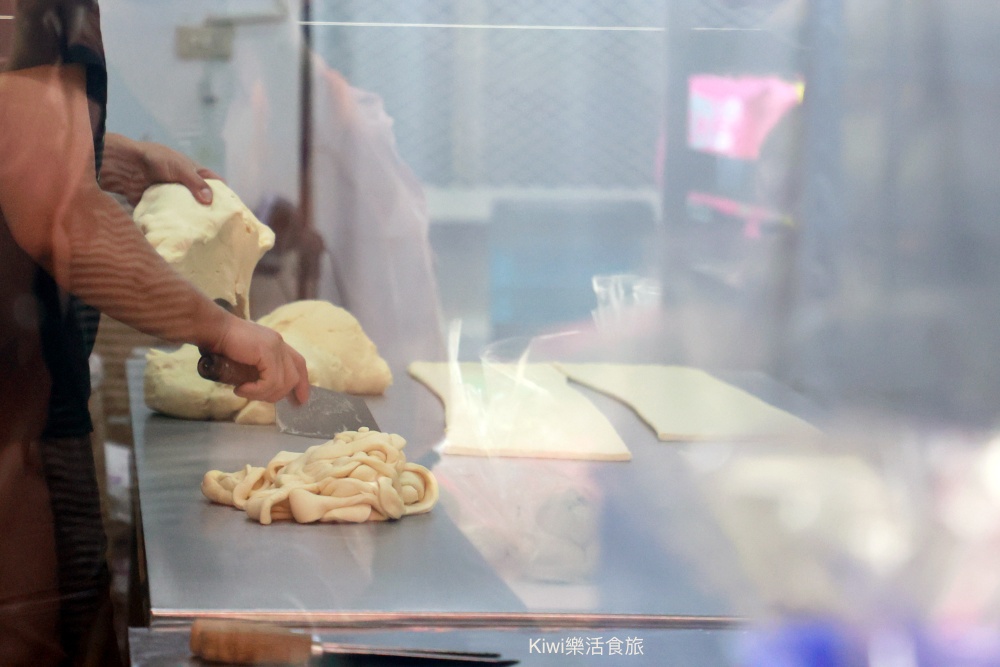 彰化長興包子饅頭屋.彰化小吃.彰化美食.彰化市小吃.銅板美食.推薦肉包.饅頭.芝麻包.抹茶紅豆.近三民市場十八王公周邊美食.kiwi樂活食旅部落客推薦彰化在地美食