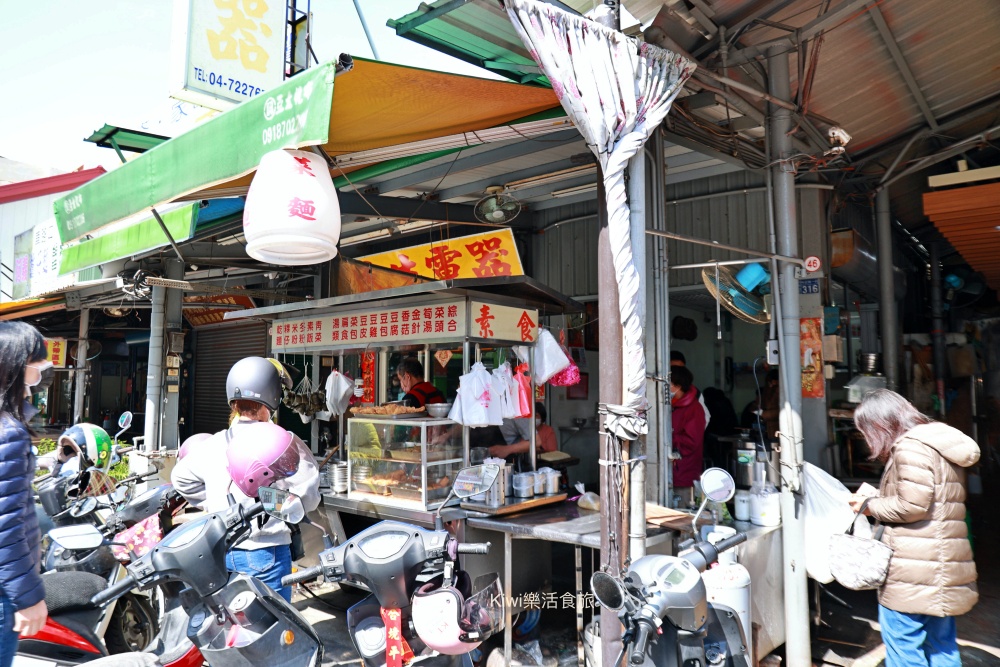 彰化素食車路口素食麵|彰化市清爽素食,乾麵加綜合湯飽足!近三民市場周邊美食 彰化素食車路口素食麵|彰化市清爽素食,乾麵加綜合湯飽足!近三民市場周邊美食