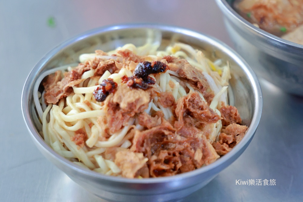 彰化素食車路口素食麵|彰化市清爽素食,乾麵加綜合湯飽足!近三民市場周邊美食 彰化素食車路口素食麵|彰化市清爽素食,乾麵加綜合湯飽足!近三民市場周邊美食
