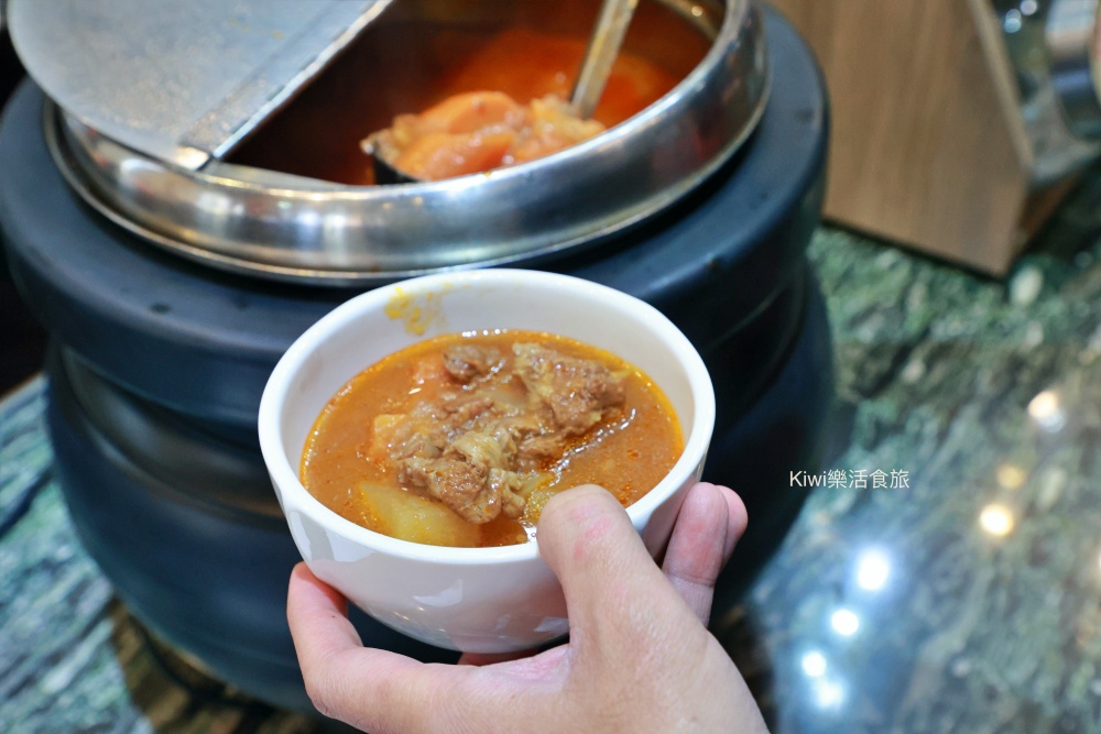 彰化史堤克牛排金馬店.kiwi樂活食旅部落客推薦彰化在地平價牛排.彰化市美食推薦羽下牛排質量好.專人桌邊服務.自助吧無限暢飲.彰化聚會餐廳.近彰化王田交流道周邊美食