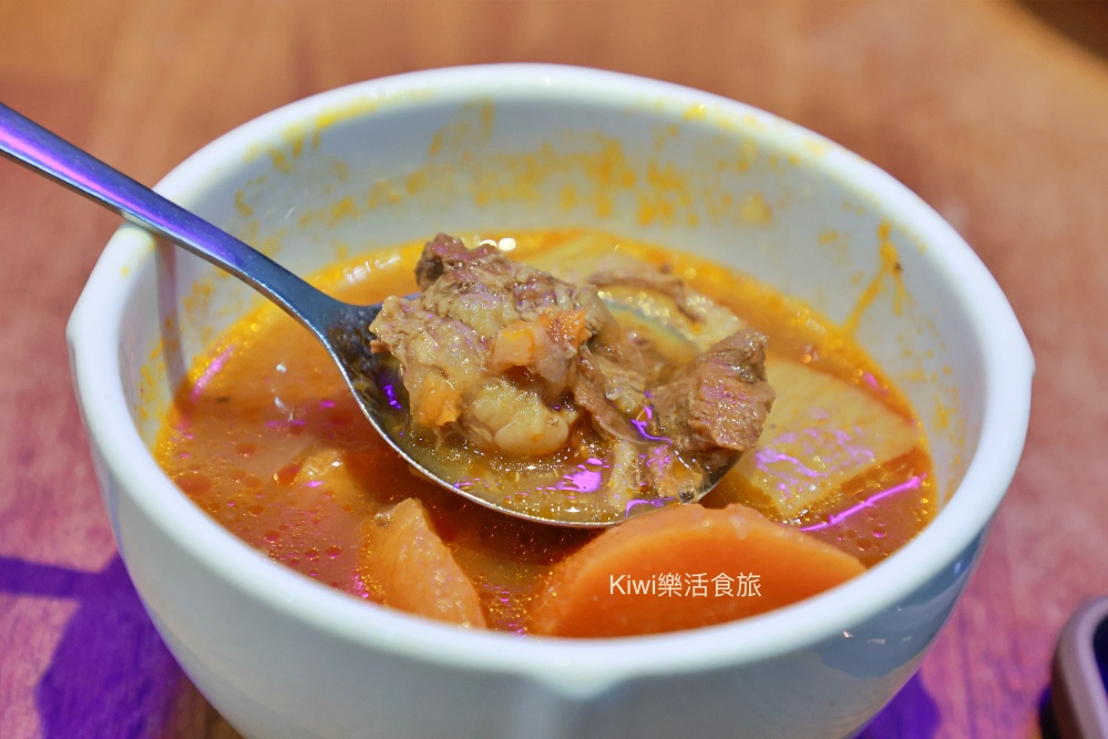 彰化史堤克牛排金馬店.kiwi樂活食旅部落客推薦彰化在地平價牛排.彰化市美食推薦羽下牛排質量好.專人桌邊服務.自助吧無限暢飲.彰化聚會餐廳.近彰化王田交流道周邊美食