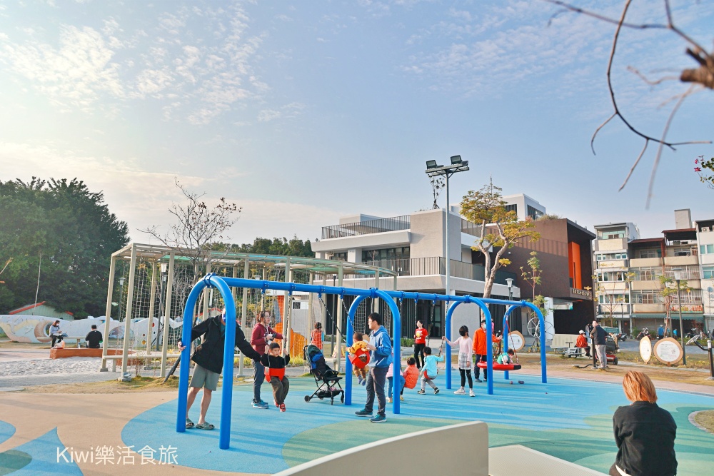 kiwi樂活時旅部落客推薦員林市免費景點推薦三和公園,無障礙空間.如廁洗手腳都很便利.停車便利.親子.鞦韆.三層闖關高塔斜坡爬網.沙坑.星座水管洞洞.洗石子溜滑梯.飲水機. 