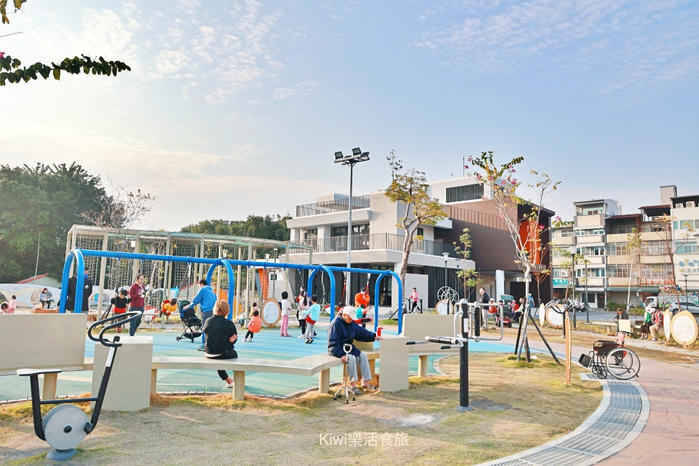 kiwi樂活時旅部落客推薦員林市免費景點推薦三和公園,無障礙空間.如廁洗手腳都很便利.停車便利.親子.鞦韆.三層闖關高塔斜坡爬網.沙坑.星座水管洞洞.洗石子溜滑梯.飲水機.
