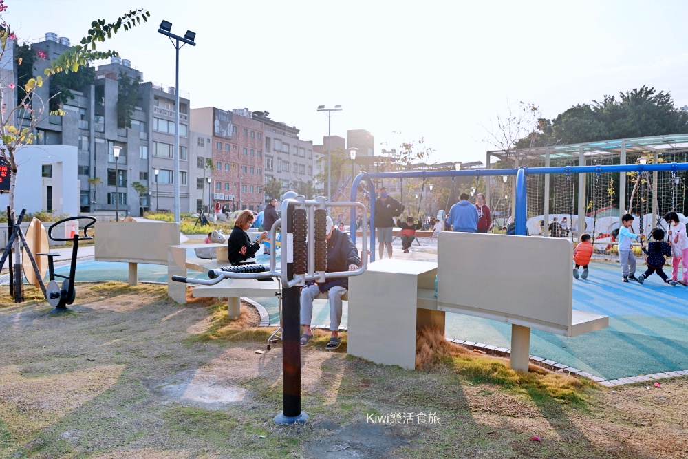 kiwi樂活時旅部落客推薦員林市免費景點推薦三和公園,無障礙空間.如廁洗手腳都很便利.停車便利.親子.鞦韆.三層闖關高塔斜坡爬網.沙坑.星座水管洞洞.洗石子溜滑梯.飲水機. 