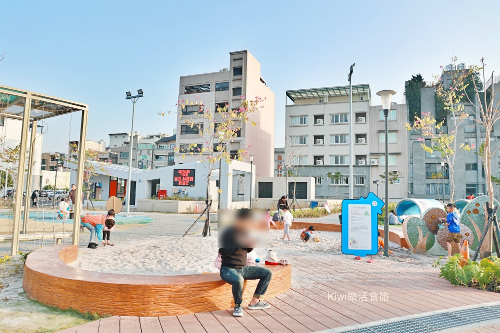 kiwi樂活時旅部落客推薦員林市免費景點推薦三和公園,無障礙空間.如廁洗手腳都很便利.停車便利.親子.鞦韆.三層闖關高塔斜坡爬網.沙坑.星座水管洞洞.洗石子溜滑梯.飲水機. 