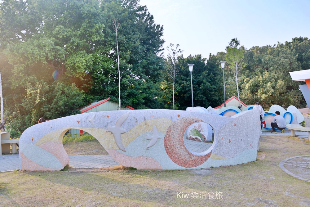 kiwi樂活時旅部落客推薦員林市免費景點推薦三和公園,無障礙空間.如廁洗手腳都很便利.停車便利.親子.鞦韆.三層闖關高塔斜坡爬網.沙坑.星座水管洞洞.洗石子溜滑梯.飲水機. 