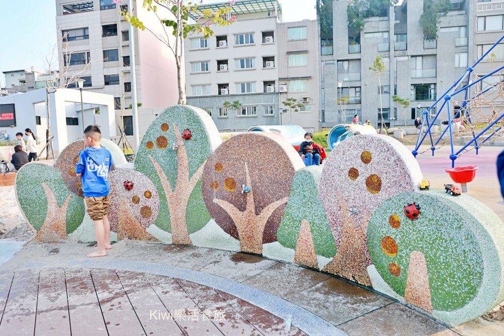 kiwi樂活時旅部落客推薦員林市免費景點推薦三和公園,無障礙空間.如廁洗手腳都很便利.停車便利.親子.鞦韆.三層闖關高塔斜坡爬網.沙坑.星座水管洞洞.洗石子溜滑梯.飲水機. 