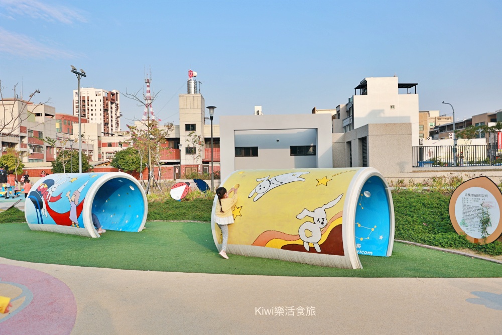 kiwi樂活時旅部落客推薦員林市免費景點推薦三和公園,無障礙空間.如廁洗手腳都很便利.停車便利.親子.鞦韆.三層闖關高塔斜坡爬網.沙坑.星座水管洞洞.洗石子溜滑梯.飲水機. 