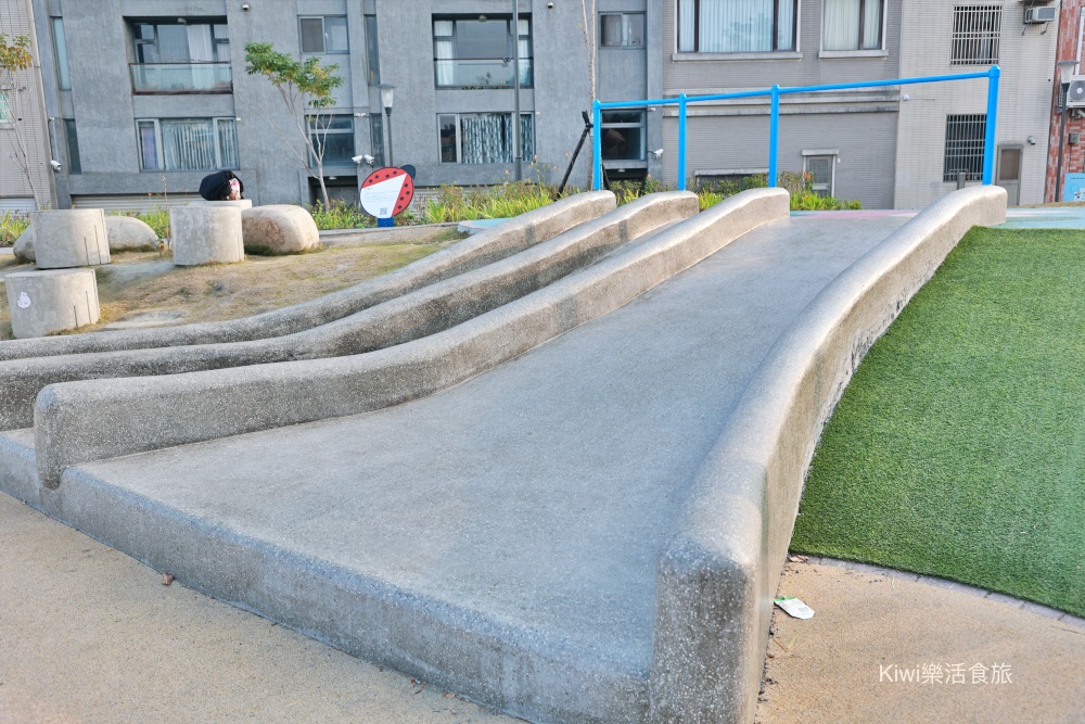 kiwi樂活時旅部落客推薦員林市免費景點推薦三和公園,無障礙空間.如廁洗手腳都很便利.停車便利.親子.鞦韆.三層闖關高塔斜坡爬網.沙坑.星座水管洞洞.洗石子溜滑梯.飲水機. 