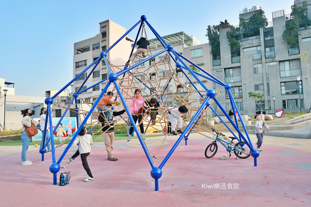 kiwi樂活時旅部落客推薦員林市免費景點推薦三和公園,無障礙空間.如廁洗手腳都很便利.停車便利.親子.鞦韆.三層闖關高塔斜坡爬網.沙坑.星座水管洞洞.洗石子溜滑梯.飲水機. 