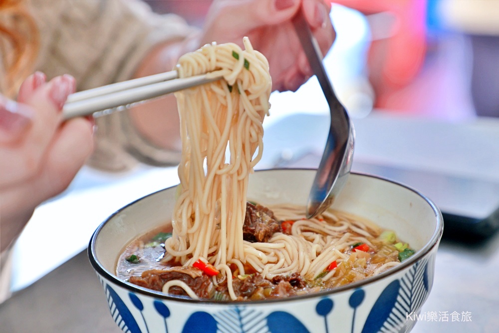 kiwi樂活食旅推薦台中美食上海未名酸梅湯麵點,台中中區美食推薦米其林必比登連四年.道地上海麵食老字號.排骨麵.牛肉麵.炸醬麵.雪裡紅.酸梅湯.近台中火車站周邊美食.台中小吃