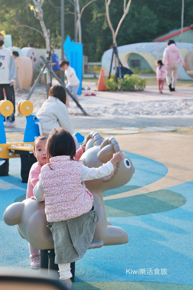 kiwi樂活時旅部落客推薦員林市免費景點推薦三和公園,無障礙空間.如廁洗手腳都很便利.停車便利.親子.鞦韆.三層闖關高塔斜坡爬網.沙坑.星座水管洞洞.洗石子溜滑梯.飲水機. 