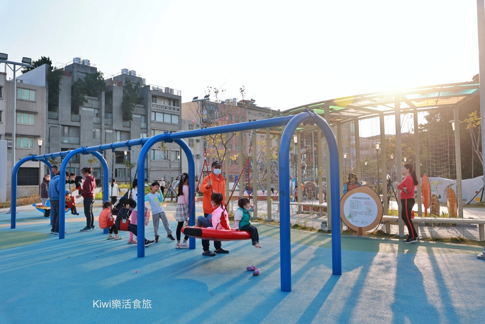 kiwi樂活時旅部落客推薦員林市免費景點推薦三和公園,無障礙空間.如廁洗手腳都很便利.停車便利.親子.鞦韆.三層闖關高塔斜坡爬網.沙坑.星座水管洞洞.洗石子溜滑梯.飲水機. 