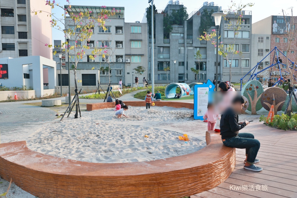 kiwi樂活時旅部落客推薦員林市免費景點推薦三和公園,無障礙空間.如廁洗手腳都很便利.停車便利.親子.鞦韆.三層闖關高塔斜坡爬網.沙坑.星座水管洞洞.洗石子溜滑梯.飲水機. 
