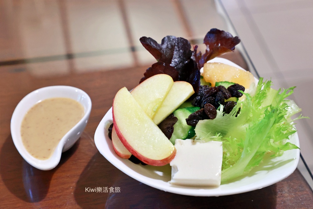 kiwi樂活食旅推薦彰化美食瑪多琍廚房.彰化聚會推薦香茅火鍋菜盤像捧花一樣多.韓式泡菜豬肉義大利燉飯.近彰商周邊美食.八卦山周邊美食.彰化市美食.彰化市.彰化餐廳.彰化聚會餐廳