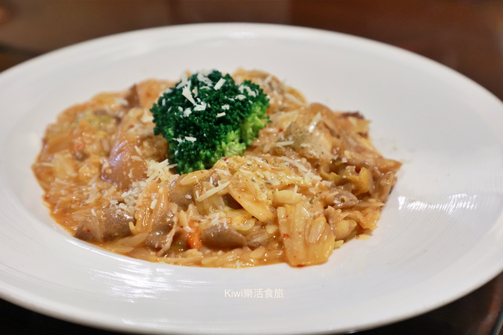 kiwi樂活食旅推薦彰化美食瑪多琍廚房.彰化聚會推薦香茅火鍋菜盤像捧花一樣多.韓式泡菜豬肉義大利燉飯.近彰商周邊美食.八卦山周邊美食.彰化市美食.彰化市.彰化餐廳.彰化聚會餐廳
