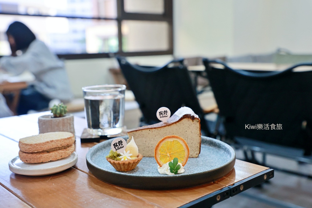 台中北屯臥野In Outdoor.kiwi樂活食旅推薦台中美食.台中北屯早午餐推薦起司瀑布德腸堡佐油封番茄醬.荒山牧羊人派.山野手沖咖啡.生活選物.大坑風景區周邊美食