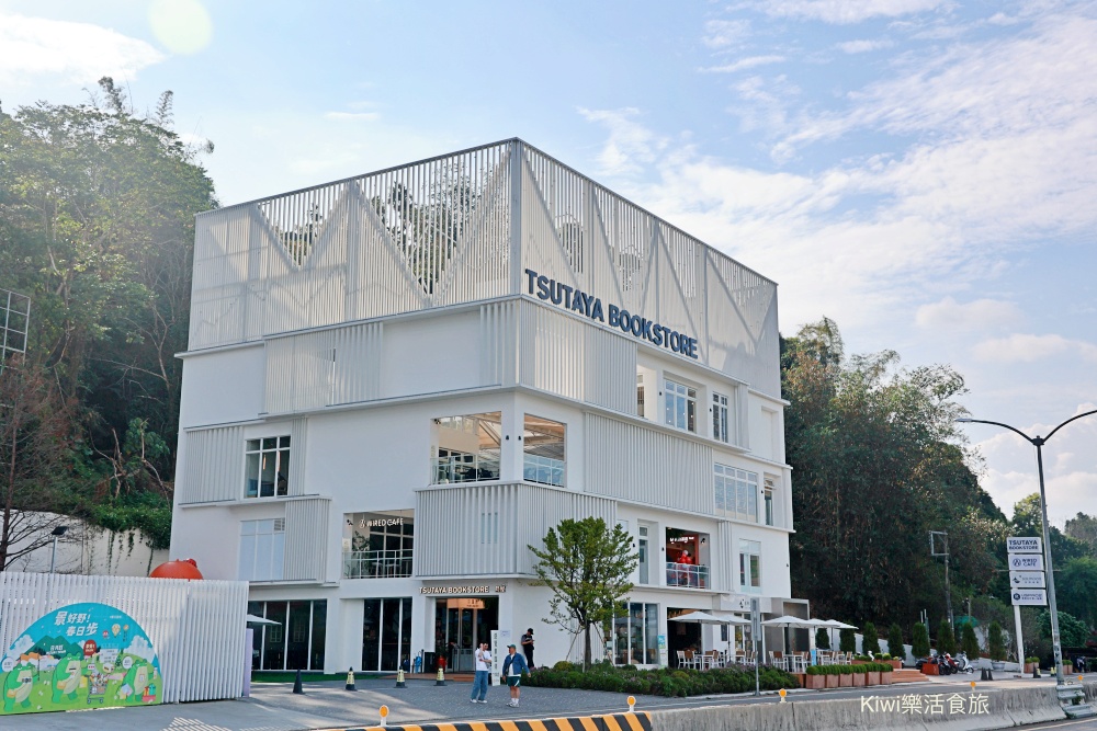 南投新景點日月町複合式商場|埔里日月潭最美的休息站,純白系韓風TSUTAYA BOOKSTORE.網美打卡熱點.南投超強隱藏景點美食~國六愛蘭出口交流道下 南投新景點推薦日月町複合式商場.南投埔里景點日月潭最美的休息站.純白系韓風TSUTAYA BOOKSTORE.網美打卡熱點.南投超強隱藏景點美食.南投美食.南投咖啡館.國六愛蘭出口交流道下.日式WIRED CAFE洋食餐廳.南投在地選品伴手禮.餐車市集.文創市集.加油站.充電站.南投伴手禮.埔里伴手禮.kiwi樂活食旅部落客推薦南投好吃好玩新景點