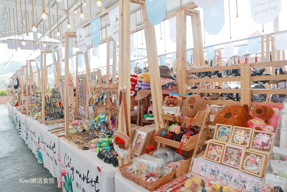 南投新景點日月町複合式商場|埔里日月潭最美的休息站,純白系韓風TSUTAYA BOOKSTORE.網美打卡熱點.南投超強隱藏景點美食~國六愛蘭出口交流道下 南投新景點推薦日月町複合式商場.南投埔里景點日月潭最美的休息站.純白系韓風TSUTAYA BOOKSTORE.網美打卡熱點.南投超強隱藏景點美食.南投美食.南投咖啡館.國六愛蘭出口交流道下.日式WIRED CAFE洋食餐廳.南投在地選品伴手禮.餐車市集.文創市集.加油站.充電站.南投伴手禮.埔里伴手禮.kiwi樂活食旅部落客推薦南投好吃好玩新景點