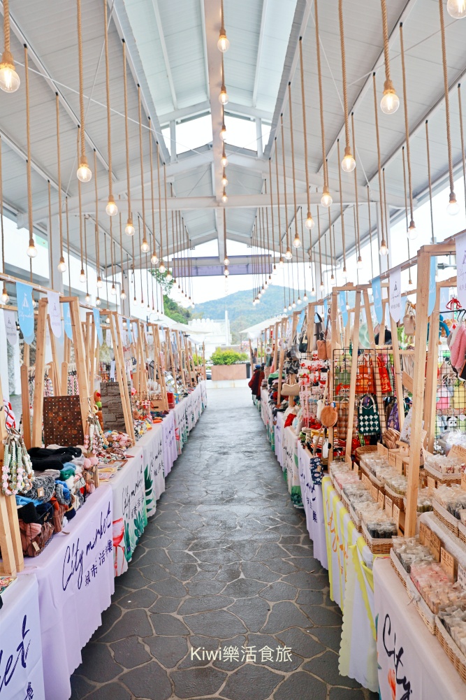 南投新景點日月町複合式商場|埔里日月潭最美的休息站,純白系韓風TSUTAYA BOOKSTORE.網美打卡熱點.南投超強隱藏景點美食~國六愛蘭出口交流道下 南投新景點推薦日月町複合式商場.南投埔里景點日月潭最美的休息站.純白系韓風TSUTAYA BOOKSTORE.網美打卡熱點.南投超強隱藏景點美食.南投美食.南投咖啡館.國六愛蘭出口交流道下.日式WIRED CAFE洋食餐廳.南投在地選品伴手禮.餐車市集.文創市集.加油站.充電站.南投伴手禮.埔里伴手禮.kiwi樂活食旅部落客推薦南投好吃好玩新景點