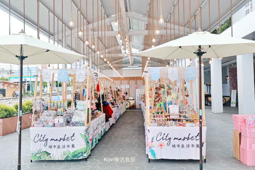 南投新景點日月町複合式商場|埔里日月潭最美的休息站,純白系韓風TSUTAYA BOOKSTORE.網美打卡熱點.南投超強隱藏景點美食~國六愛蘭出口交流道下 南投新景點推薦日月町複合式商場.南投埔里景點日月潭最美的休息站.純白系韓風TSUTAYA BOOKSTORE.網美打卡熱點.南投超強隱藏景點美食.南投美食.南投咖啡館.國六愛蘭出口交流道下.日式WIRED CAFE洋食餐廳.南投在地選品伴手禮.餐車市集.文創市集.加油站.充電站.南投伴手禮.埔里伴手禮.kiwi樂活食旅部落客推薦南投好吃好玩新景點