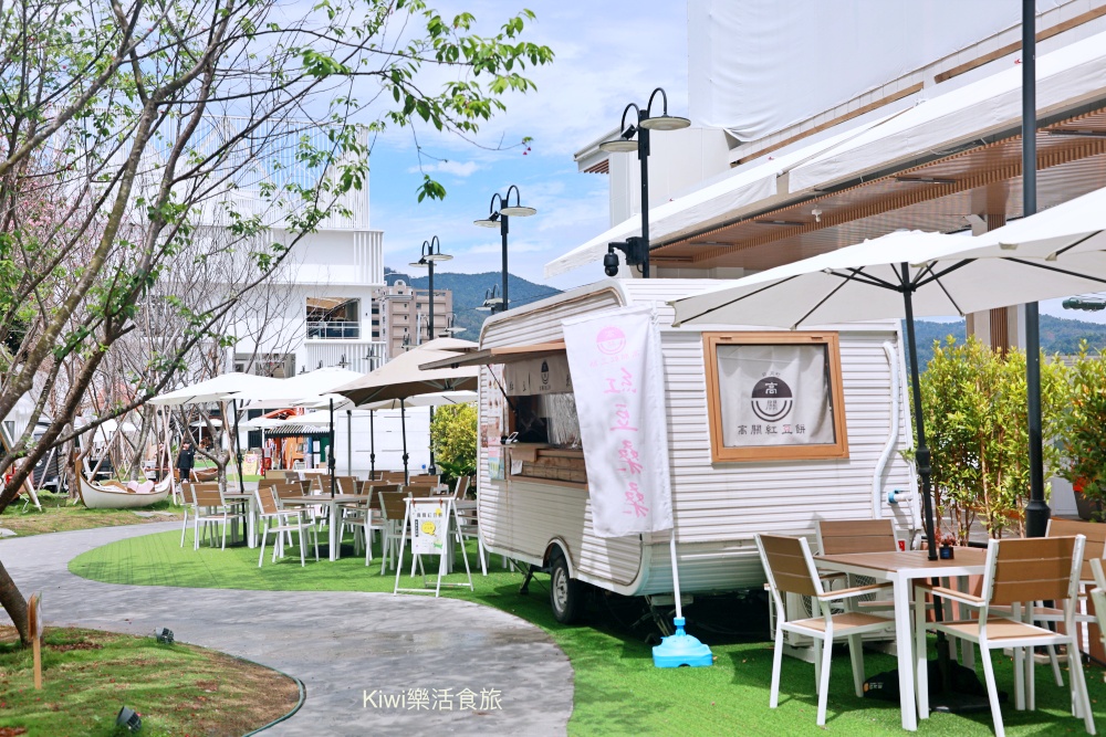 南投新景點日月町複合式商場|埔里日月潭最美的休息站,純白系韓風TSUTAYA BOOKSTORE.網美打卡熱點.南投超強隱藏景點美食~國六愛蘭出口交流道下 南投新景點推薦日月町複合式商場.南投埔里景點日月潭最美的休息站.純白系韓風TSUTAYA BOOKSTORE.網美打卡熱點.南投超強隱藏景點美食.南投美食.南投咖啡館.國六愛蘭出口交流道下.日式WIRED CAFE洋食餐廳.南投在地選品伴手禮.餐車市集.文創市集.加油站.充電站.南投伴手禮.埔里伴手禮.kiwi樂活食旅部落客推薦南投好吃好玩新景點