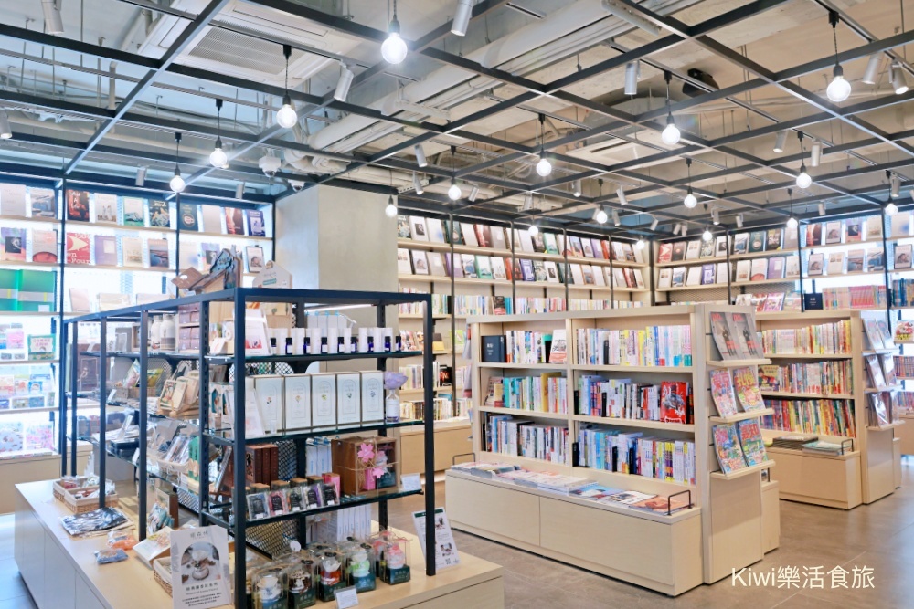 南投新景點日月町複合式商場|埔里日月潭最美的休息站,純白系韓風TSUTAYA BOOKSTORE.網美打卡熱點.南投超強隱藏景點美食~國六愛蘭出口交流道下 南投新景點推薦日月町複合式商場.南投埔里景點日月潭最美的休息站.純白系韓風TSUTAYA BOOKSTORE.網美打卡熱點.南投超強隱藏景點美食.南投美食.南投咖啡館.國六愛蘭出口交流道下.日式WIRED CAFE洋食餐廳.南投在地選品伴手禮.餐車市集.文創市集.加油站.充電站.南投伴手禮.埔里伴手禮.kiwi樂活食旅部落客推薦南投好吃好玩新景點