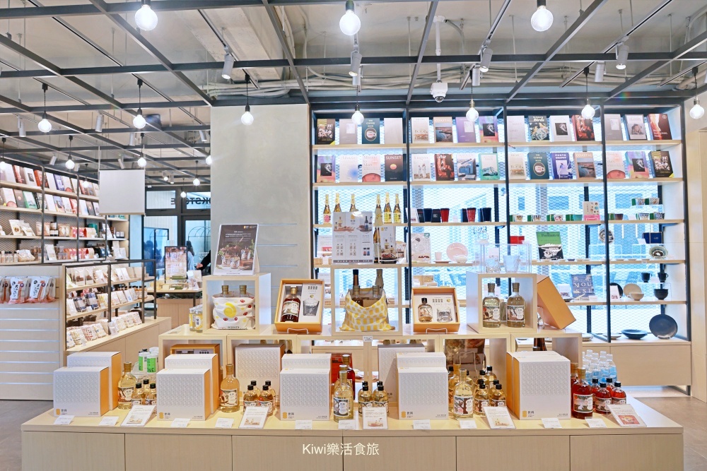 南投新景點日月町複合式商場|埔里日月潭最美的休息站,純白系韓風TSUTAYA BOOKSTORE.網美打卡熱點.南投超強隱藏景點美食~國六愛蘭出口交流道下 南投新景點推薦日月町複合式商場.南投埔里景點日月潭最美的休息站.純白系韓風TSUTAYA BOOKSTORE.網美打卡熱點.南投超強隱藏景點美食.南投美食.南投咖啡館.國六愛蘭出口交流道下.日式WIRED CAFE洋食餐廳.南投在地選品伴手禮.餐車市集.文創市集.加油站.充電站.南投伴手禮.埔里伴手禮.kiwi樂活食旅部落客推薦南投好吃好玩新景點