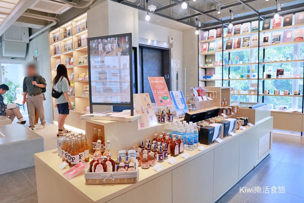 南投新景點日月町複合式商場|埔里日月潭最美的休息站,純白系韓風TSUTAYA BOOKSTORE.網美打卡熱點.南投超強隱藏景點美食~國六愛蘭出口交流道下 南投新景點推薦日月町複合式商場.南投埔里景點日月潭最美的休息站.純白系韓風TSUTAYA BOOKSTORE.網美打卡熱點.南投超強隱藏景點美食.南投美食.南投咖啡館.國六愛蘭出口交流道下.日式WIRED CAFE洋食餐廳.南投在地選品伴手禮.餐車市集.文創市集.加油站.充電站.南投伴手禮.埔里伴手禮.kiwi樂活食旅部落客推薦南投好吃好玩新景點