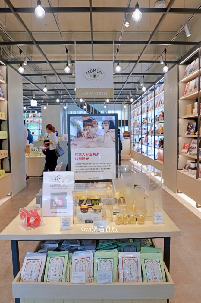 南投新景點日月町複合式商場|埔里日月潭最美的休息站,純白系韓風TSUTAYA BOOKSTORE.網美打卡熱點.南投超強隱藏景點美食~國六愛蘭出口交流道下 南投新景點推薦日月町複合式商場.南投埔里景點日月潭最美的休息站.純白系韓風TSUTAYA BOOKSTORE.網美打卡熱點.南投超強隱藏景點美食.南投美食.南投咖啡館.國六愛蘭出口交流道下.日式WIRED CAFE洋食餐廳.南投在地選品伴手禮.餐車市集.文創市集.加油站.充電站.南投伴手禮.埔里伴手禮.kiwi樂活食旅部落客推薦南投好吃好玩新景點