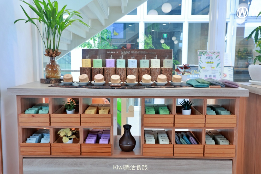 南投新景點日月町複合式商場|埔里日月潭最美的休息站,純白系韓風TSUTAYA BOOKSTORE.網美打卡熱點.南投超強隱藏景點美食~國六愛蘭出口交流道下 南投新景點推薦日月町複合式商場.南投埔里景點日月潭最美的休息站.純白系韓風TSUTAYA BOOKSTORE.網美打卡熱點.南投超強隱藏景點美食.南投美食.南投咖啡館.國六愛蘭出口交流道下.日式WIRED CAFE洋食餐廳.南投在地選品伴手禮.餐車市集.文創市集.加油站.充電站.南投伴手禮.埔里伴手禮.kiwi樂活食旅部落客推薦南投好吃好玩新景點