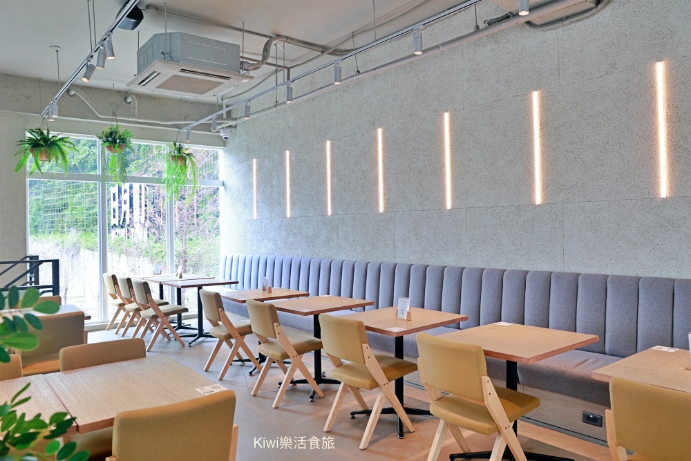 南投新景點日月町複合式商場|埔里日月潭最美的休息站,純白系韓風TSUTAYA BOOKSTORE.網美打卡熱點.南投超強隱藏景點美食~國六愛蘭出口交流道下 南投新景點推薦日月町複合式商場.南投埔里景點日月潭最美的休息站.純白系韓風TSUTAYA BOOKSTORE.網美打卡熱點.南投超強隱藏景點美食.南投美食.南投咖啡館.國六愛蘭出口交流道下.日式WIRED CAFE洋食餐廳.南投在地選品伴手禮.餐車市集.文創市集.加油站.充電站.南投伴手禮.埔里伴手禮.kiwi樂活食旅部落客推薦南投好吃好玩新景點